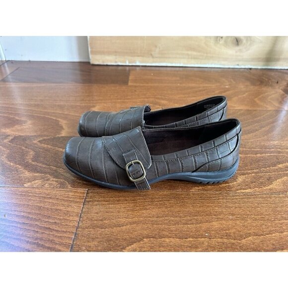 Easy Street 6.5 M Cinnamon Buckle Slip On Flats Closed Brown Crocodile Print NEW - Picture 2 of 6